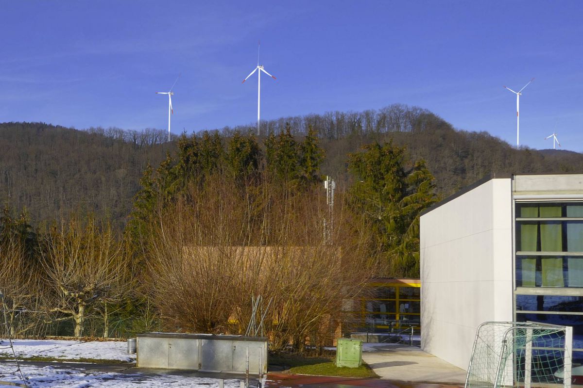 Ansicht Windpark von Turnhalle Schulhaus Eich Kleinlützel