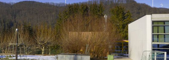Ansicht Windpark von Turnhalle Schulhaus Eich Kleinlützel