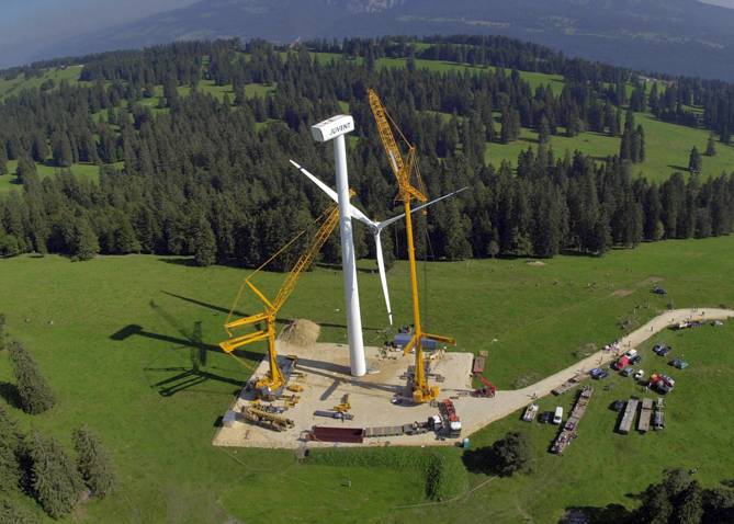 Riesiger Bauplatz einer "kleineren" V90-Anlage (Nabenhöhe 95 m) im Schweizer Jura. Auf dem Chall sind fünf deutlich grössere Anlagen geplant (Bild: Juvent)